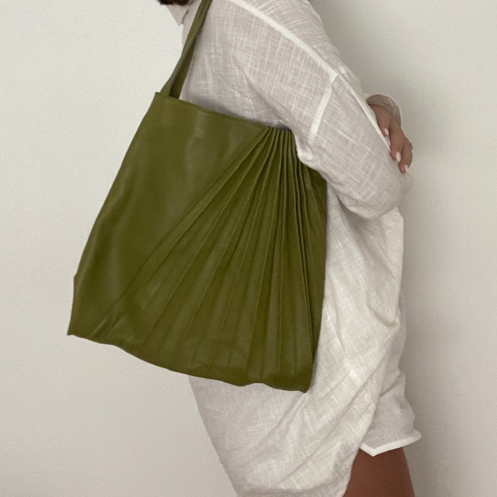 Sabrina Zeng - Chiaroscuro Pleated Lambskin Tote Bag in Green